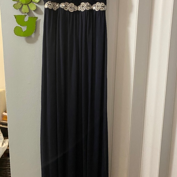 City Triangle Long Gown - Picture 1 of 9